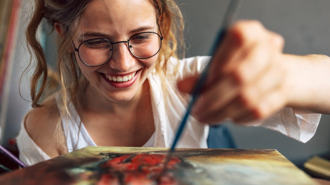 Closeup,Of,A,Pretty,Female,Artist,Painting,With,A,Brush