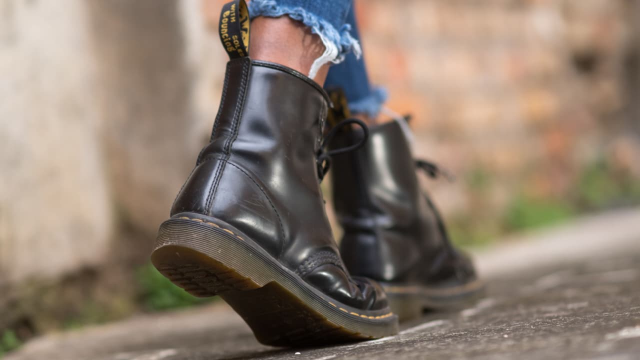 Woman wearing trendy yet affordable brown boots with jeans